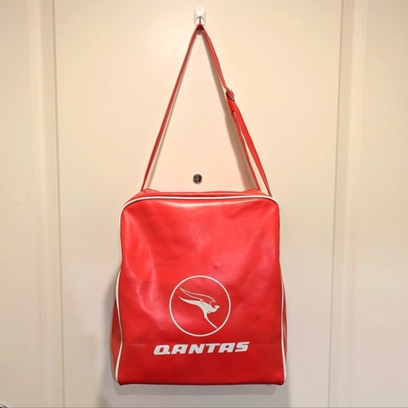 Vintage 70s Qantas Airlines Red Vinyl Adjustable Strap Cabin Bag - Picture 7 of 8